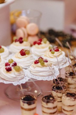 tatlı festival büfesi, meyve, kapaklar, makarna ve çok tatlılar