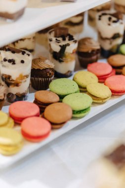 tatlı festival büfesi, meyve, kapaklar, makarna ve çok tatlılar