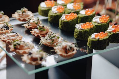 kanepeler ve farklı lezzetli yemekler ile lezzetli şenlikli büfe