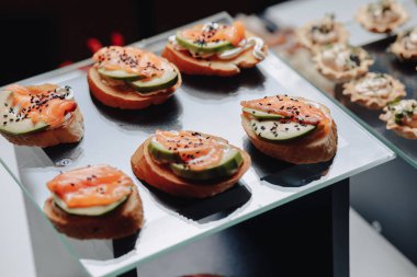 kanape ve farklı lezzetli yemekler ile lezzetli şenlikli büfe