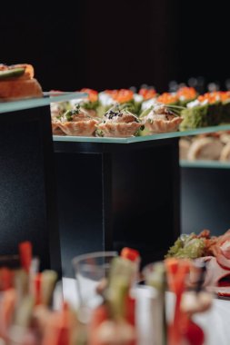 kanape ve farklı lezzetli yemekler ile lezzetli şenlikli büfe