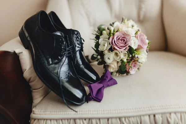 Men's shoes and elegant clothes, holiday theme and wedding — Stock Photo, Image