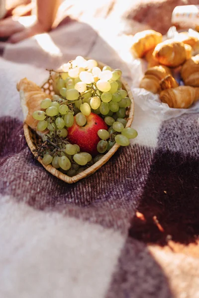 Sommar picknick på en matta med frukt, vin och te, koppar, croissanter och sötsaker Detaljer — Stockfoto
