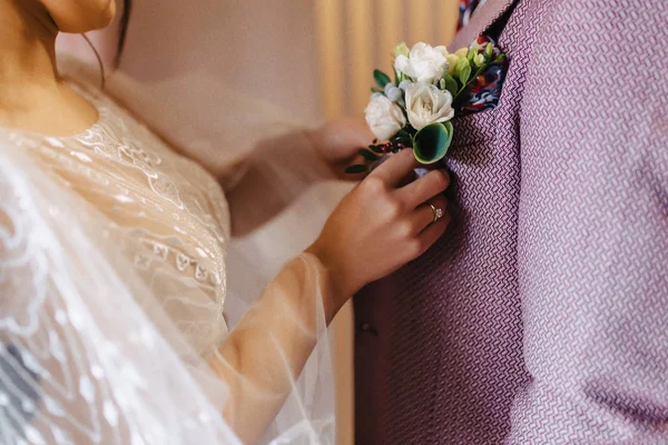 The bride holds a wedding bouquet in her hands — Stock Photo, Image