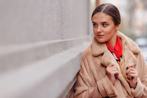 Ahşap evler ve taş duvarlar yakınında şehir gezen bir kürk ceket genç şık sevimli kız — Stok fotoğraf