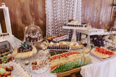 Festival tuzlu büfesi, balık, et, cips, peynir topları ve diğer özel düğün ve diğer etkinlikler kutlamak için