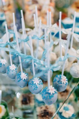 tatlı festival büfesi, meyve, kapaklar, makarna ve çok tatlılar