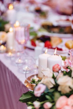 düğün töreni dekorasyon, sandalye, kemerler, çiçekler ve çeşitli dekor