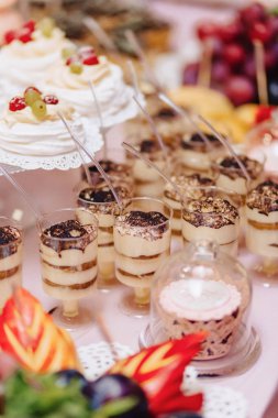 tatlı festival büfesi, meyve, kapaklar, makarna ve çok tatlılar