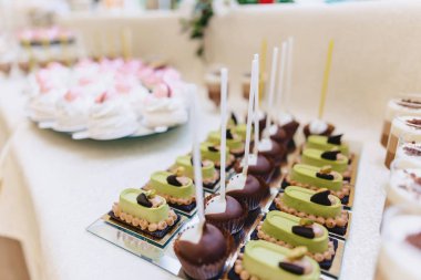 tatlı festival büfesi, meyve, kapaklar, makarna ve çok tatlılar