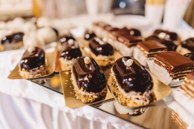 tatlı festival büfesi, meyve, kapaklar, makarna ve çok tatlılar