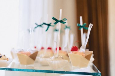 tatlı festival büfesi, meyve, kapaklar, makarna ve çok tatlılar