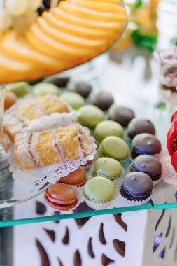 tatlı festival büfesi, meyve, kapaklar, makarna ve çok tatlılar