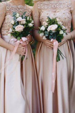 Gelin elinde bir düğün buketi tutuyor.