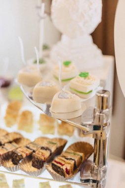 tatlı festival büfesi, meyve, kapaklar, makarna ve çok tatlılar