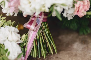 düğün buketi ve düğün dekorasyonu, çiçekler ve düğün çiçek düzenlemeleri