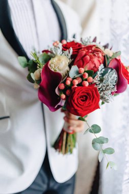 Damat Düğün buket elinde tutar.