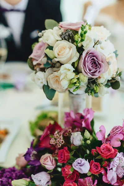 Decoración de la boda, flores y diseño floral en el banquete y la ceremonia — Foto de Stock