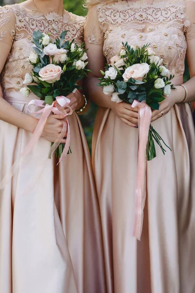 Gelin elinde bir düğün buketi tutuyor.