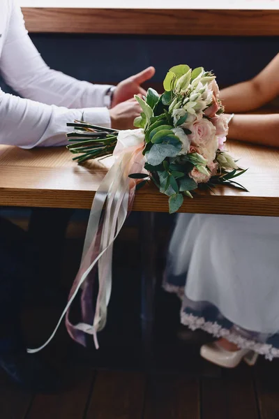 The bride holds a wedding bouquet in her hands — Stock Photo, Image