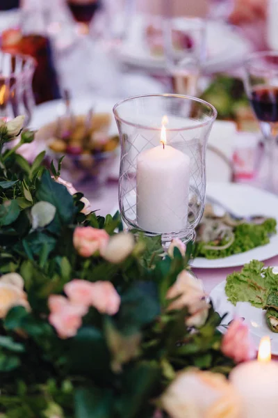 düğün töreni dekorasyon, sandalye, kemerler, çiçekler ve çeşitli dekor