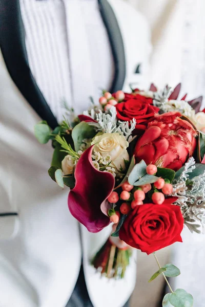 El novio tiene un ramo de bodas en sus manos. — Foto de Stock