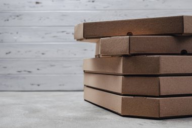 Beton zemin üzerinde basit pizza paketleri