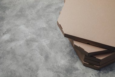 Beton zemin üzerinde basit pizza paketleri