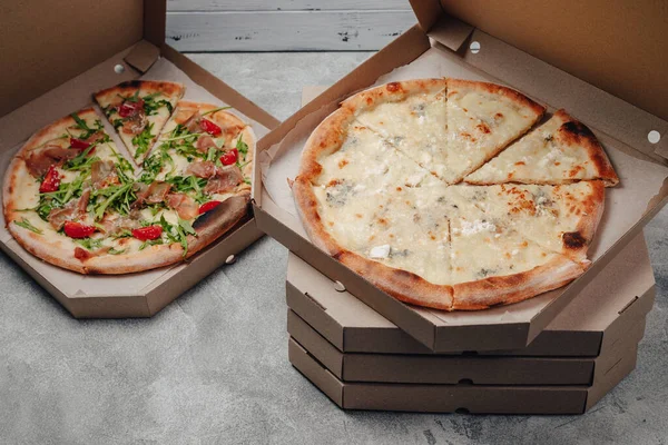 Paket halinde lezzetli pizza, yemek teslimatı kavramı.