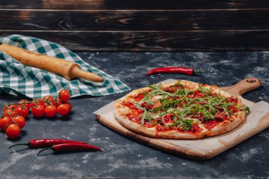 Çeri domatesli ve biberli, karatahtada nefis Napoli pizzası, yazı yazmak için boş yer.