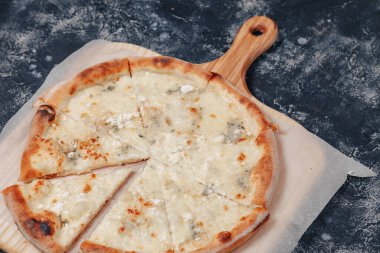 Peynirli nefis Napoli pizzası. dört çeşit peynir. Lezzetli İtalyan pizzası konsepti.
