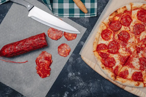 Verrukkelijke Napolitaanse Pizza Een Schoolbord Met Verschillende Heerlijke Ingrediënten Vrije Stockfoto