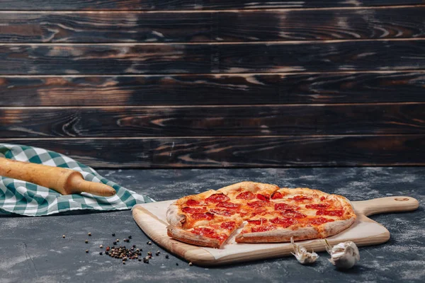 Ağız sulandıran Napoli pizzası çeşitli lezzetli malzemelerle karatahtada, yazı için bedava alan