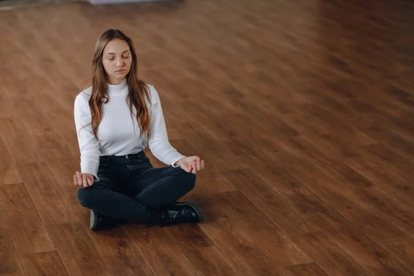 Menina Atraente Estilo Negócios Senta Chão Uma Posição Lótus Ioga — Fotografia de Stock