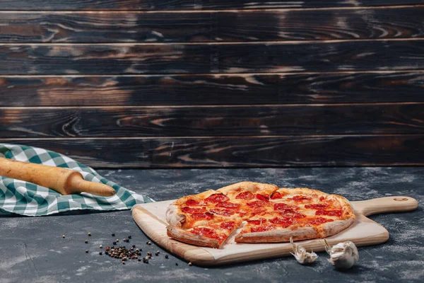 Verrukkelijke Napolitaanse Pizza Een Schoolbord Met Verschillende Heerlijke Ingrediënten Vrije Stockfoto