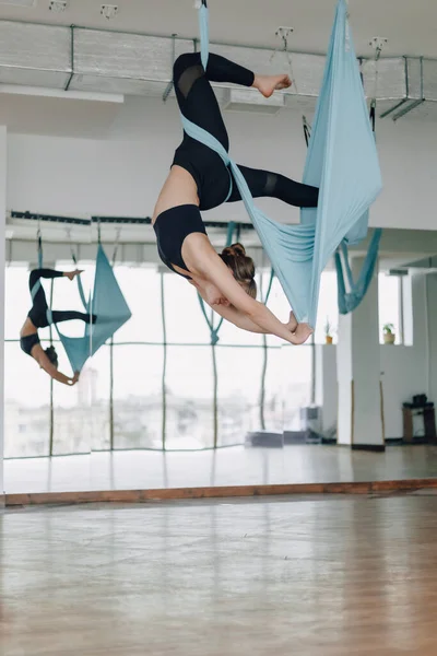 Meisje Sportschool Tijdens Yoga Vliegen Yoga Poseren Kijken Goed — Stockfoto