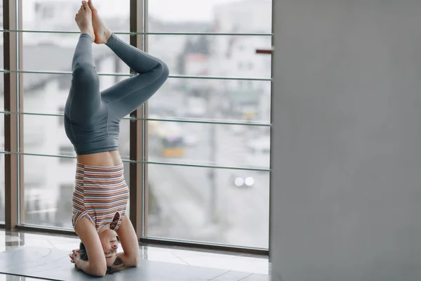 Jong Aantrekkelijk Meisje Doet Yoga Sport Gezonde Levensstijlen Het Concept — Stockfoto