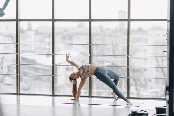 Joven Chica Atractiva Haciendo Yoga Deportes Estilos Vida Saludables Concepto — Foto de Stock