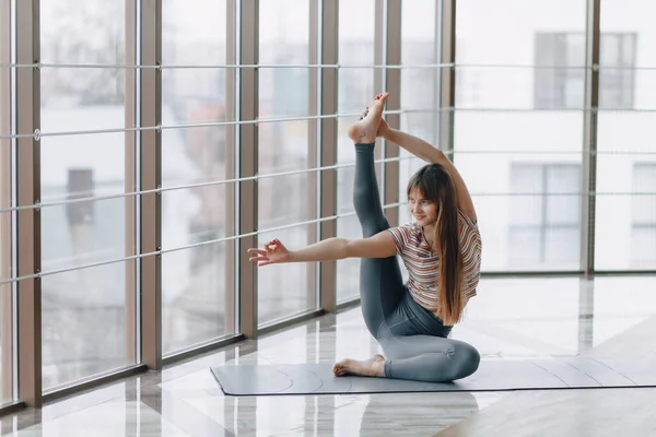 Chica Atractiva Bastante Joven Haciendo Yoga Relajarse Habitación Luminosa — Foto de Stock