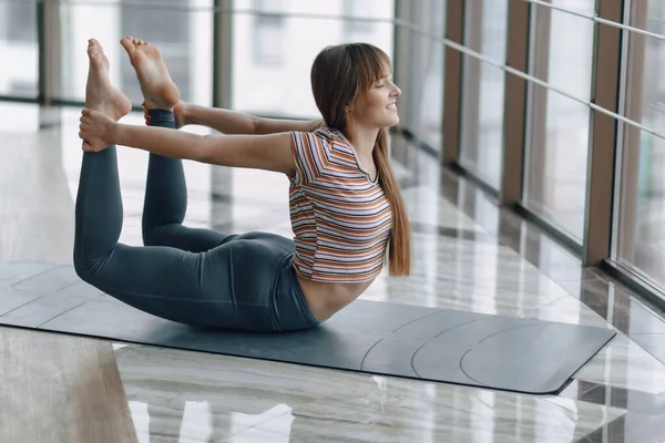 Chica Atractiva Bastante Joven Haciendo Yoga Relajarse Habitación Luminosa — Foto de Stock