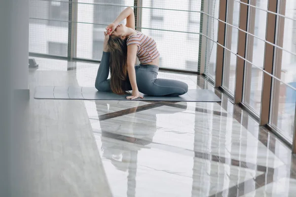 Chica Atractiva Bastante Joven Haciendo Yoga Relajarse Habitación Luminosa — Foto de Stock