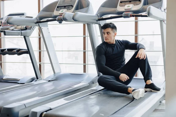 Tipo Con Estilo Gimnasio Sienta Descansando Cinta Correr Estilo Vida — Foto de Stock