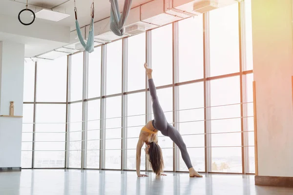 Gezellig Jong Aantrekkelijk Meisje Doen Fitness Oefeningen Met Yoga Vloer — Stockfoto