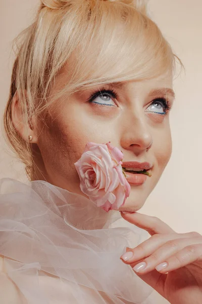 Menina Muito Atraente Com Cabelo Loiro Tiro Moda Rosa Fundo — Fotografia de Stock