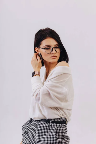 Menina Elegante Atraente Roupas Negócios Posando Fundo Luz Estúdio Conceito — Fotografia de Stock