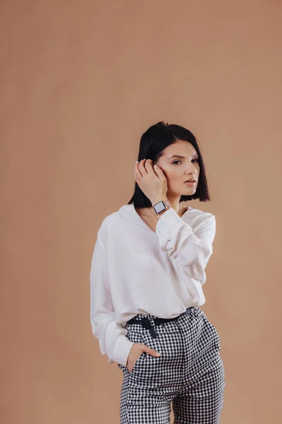 Menina Elegante Atraente Traje Negócios Posando Fundo Creme Estúdio Conceito — Fotografia de Stock