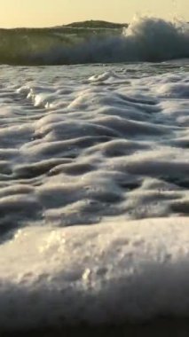 Altın gün batımında sahilde ağır çekim. Malibu, California, ABD 'de yaz tatilindeki kadın turist. Gün batımında güzel bir el sallama 