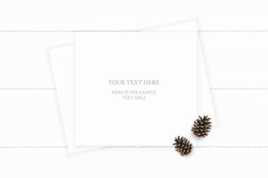 Düz yatıyordu üstten görünüm zarif beyaz kompozisyon kağıt kahverengi çam kozalağı ahşap arka plan üzerinde. Noel dekorasyon.