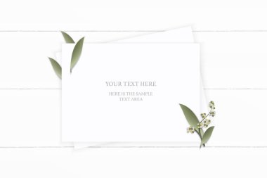 Düz yatıyordu üstten görünüm zarif beyaz kompozisyon kağıt yaprak çiçek ahşap arka plan üzerinde.