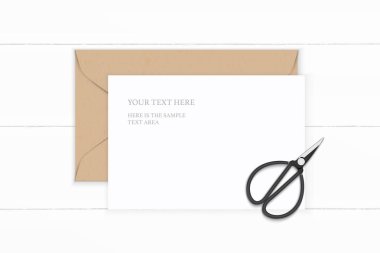 Düz yatıyordu üstten görünüm zarif beyaz kompozisyon mektup kağıt kraft zarf ve vintage metal için makaslar ahşap arka plan.